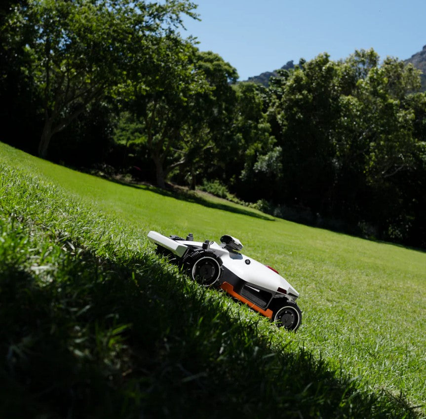 MAMMOTION LUBA mini AWD 800 – Wire-Free Robot Mower